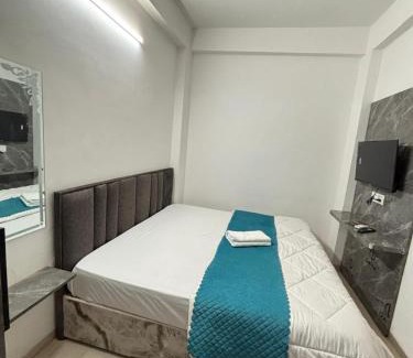 Varanasi House | Chandrakala Residency Paying Guest House Near Kashi Vishwanath Temple and Ganga Ghats