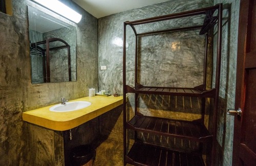 Ko Chang Resort | Cozy Chang Cliff Resort: Ocean Views & Family-Friendly Amenities