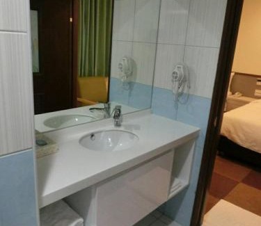 Zhongli District Hotel | Discover Chang Ti Metropolis Commercial Hotel with Breakfast