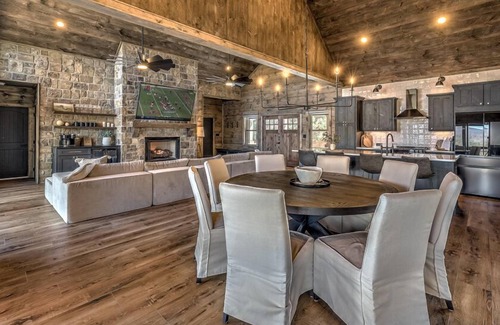 Mineral Bluff Cabin | Experience Changes In Altitude: 4 Master Suites & Views
