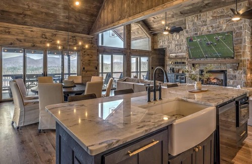 Mineral Bluff Cabin | Experience Changes In Altitude: 4 Master Suites & Views