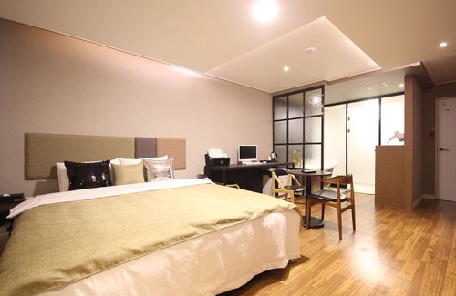 Jinhae Hotel | Eco-Friendly Retreat at Changwon Jinhae with Hot Tub