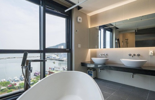 Jinhae Hotel | Family-Friendly Escape at Changwon Jinhae Lewis Hotel