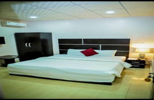 Calabar Hotel | Stunning Channel View Hotel: Family-Friendly with Pool Access