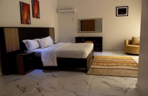 Calabar Hotel | Stunning Channel View Hotel: Family-Friendly with Pool Access