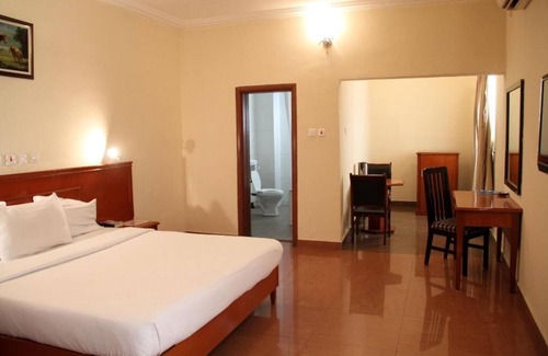 Calabar Hotel | Stunning Channel View Hotel: Family-Friendly with Pool Access