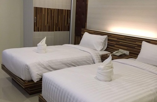 Ubon Ratchathani Hotel | Scenic Chansuda Lake View Hotel - Family-Friendly Retreat