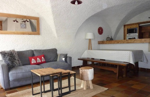 Saint-Chaffrey Apartment | Chantemerle: Elegant T3 Duplex with Pool & Breakfast