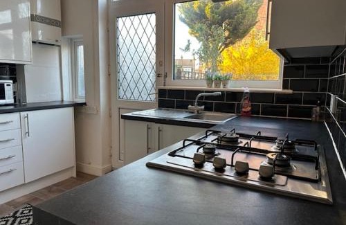 Hull Apartment | Family-Friendly Retreat at Jo Chanterlands Fairview House