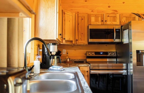 Piper Gap Cabin | Relax at Chantilly Ridge: Hot Tub & Wifi Near Blue Ridge