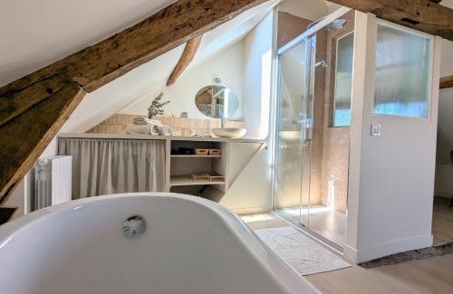Chantilly Apartment | Chantilly sous les toits: Family & Pet-Friendly Retreat