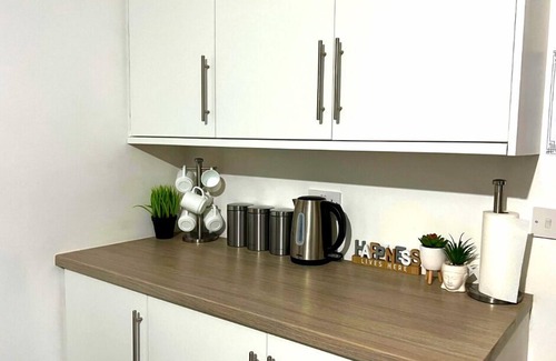Grimsby House | Cozy Double Room with Kitchen at Chantry Suites in DN31