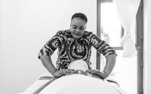 Moshi Hotel | Discover Comfort at Chanya Lodge with Pool & Breakfast