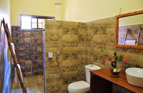 Moshi Cabin | Discover Chanya Lodge: Family-Friendly Retreat with Pool & Spa