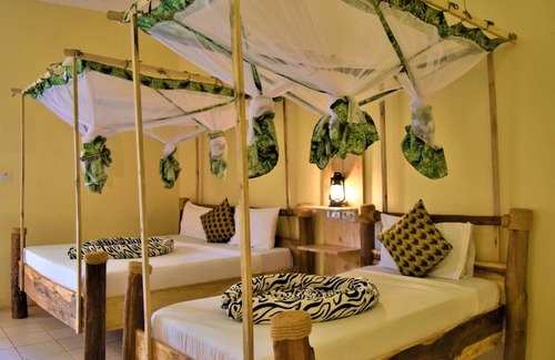 Moshi Cabin | Discover Chanya Lodge: Family-Friendly Retreat with Pool & Spa