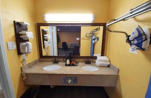 Hallettsville Hotel | Comfortable Stay at Chaparral Motel with Family Amenities