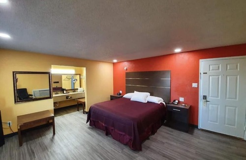 Hallettsville Hotel | Comfortable Stay at Chaparral Motel with Family Amenities