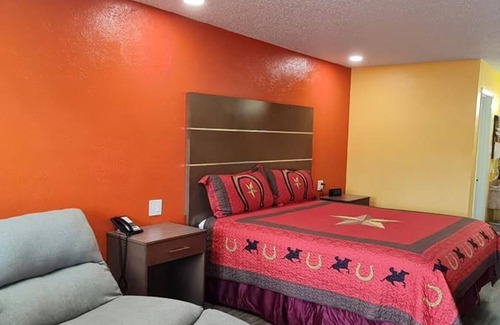 Hallettsville Hotel | Comfortable Stay at Chaparral Motel with Family Amenities