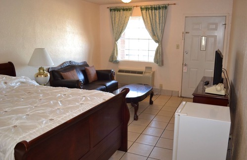 Victoria Hotel | Budget-Friendly Escape at Chaparral Motel with Pool & Spa
