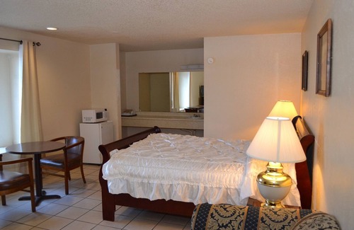Victoria Hotel | Budget-Friendly Escape at Chaparral Motel with Pool & Spa