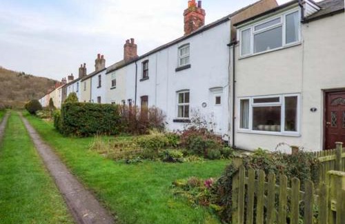 Grosmont House | Cozy Stay at Chapel Cottage - Rated 8.5/10 by Guests