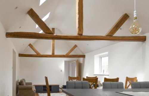 Willesborough House | Family-Friendly Retreat at Chapel Farm Barn - Rated 9.4/10