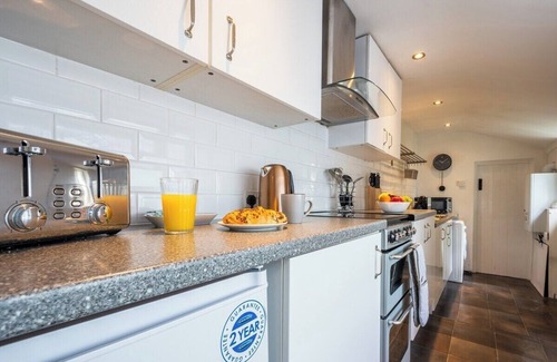 Newport House | Family-Friendly Stay at Chapel Lodge by Tŷ SA with Breakfast