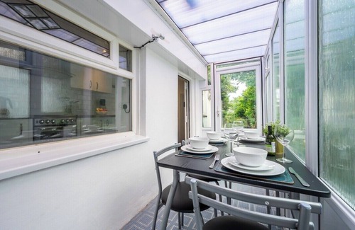 Newport House | Family-Friendly Stay at Chapel Lodge by Tŷ SA with Breakfast