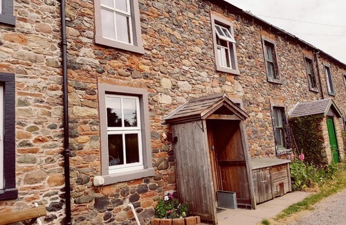 Wigton House | Chapel View Cottage: Oceanfront Escape with Pet-Friendly Joy