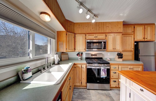 Estes Park House | Pet-Friendly Retreat Near Downtown - Guest Rated 9.8