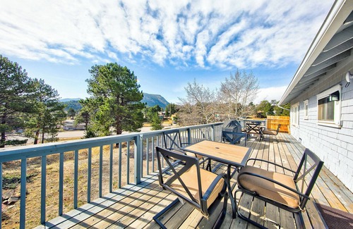 Estes Park House | Pet-Friendly Retreat Near Downtown - Guest Rated 9.8