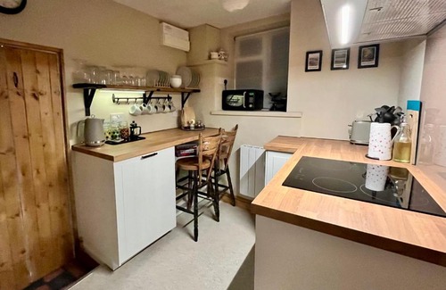 Cheddleton House | Pet-Friendly Chapter Cottage Near Alton Towers in Peak District