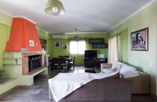 Kato Diminio House | Relax at Chara's Private Villa with Pool & Jacuzzi