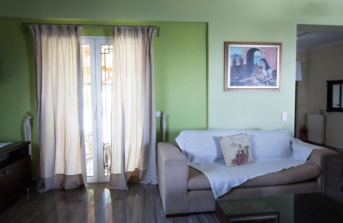 Kato Diminio House | Relax at Chara's Private Villa with Pool & Jacuzzi