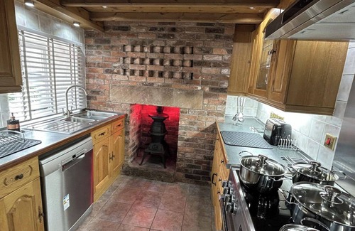 Cauldon Low Cottage | Cozy 3-Bed Cottage Near Alton Towers with Pet-Friendly Options