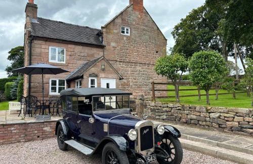 Cauldon Low House | Cozy 3-Bed Cottage Near Alton Towers - Family & Pet Friendly