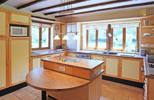Serignac-Peboudou House | Tranquil Cottage Retreat with Pool and Beautiful Garden