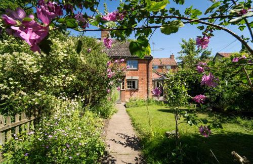 Hoxne House | Cozy Rural Cottage with Walks, Pub & Shop Nearby