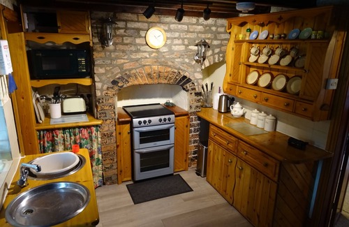Aldbrough Cottage | Charming Cottage with Ocean View and Cozy Log Fire