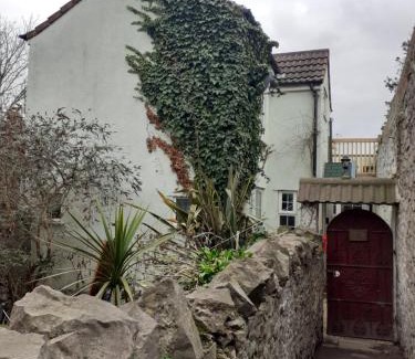 Weston-super-Mare House | Cozy Cottage by the Sea: Pet & Child Friendly Retreat