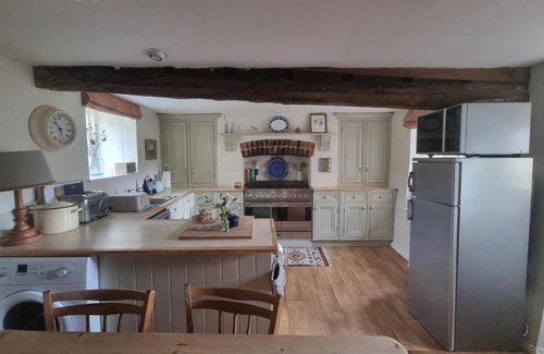 Ewen House | Charming Cotswold Cottage - Guest Rated 9.7, Pet Friendly