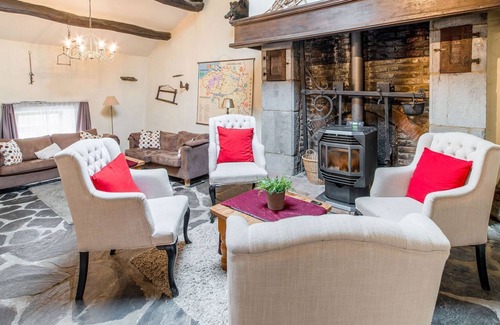 Cherain House | Characteristic holiday home with balcony