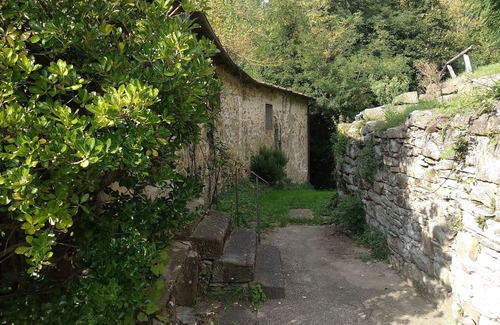 Londa House | Rustic Stone Retreat with Kitchen Amenities Await You