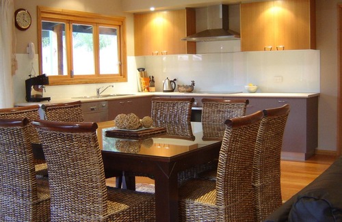 Freeburgh House | Discover Charan Oaks: Peaceful Retreat in Ovens Valley