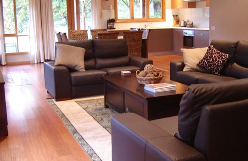 Freeburgh House | Discover Charan Oaks: Peaceful Retreat in Ovens Valley