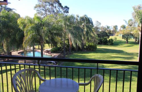 Singleton Hotel | Cozy Charbonnier Motor Inn with Oceanfront Views & Pool
