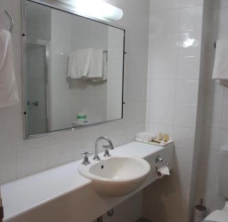 Singleton Hotel | Cozy Charbonnier Motor Inn with Oceanfront Views & Pool