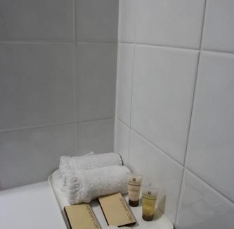 Singleton Hotel | Cozy Charbonnier Motor Inn with Oceanfront Views & Pool