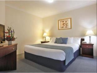 Singleton Hotel | Cozy Charbonnier Motor Inn with Oceanfront Views & Pool