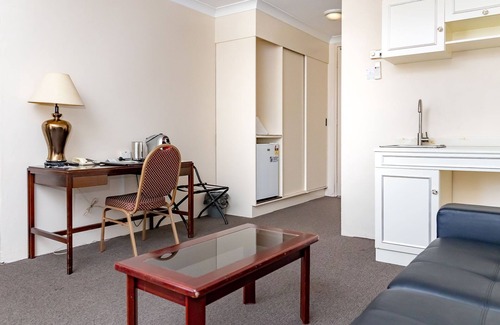 Singleton Hotel | Discover Charbonnier Motor Inn: Family-Friendly Getaway